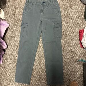 American eagle size 8 green cargo pants woman’s